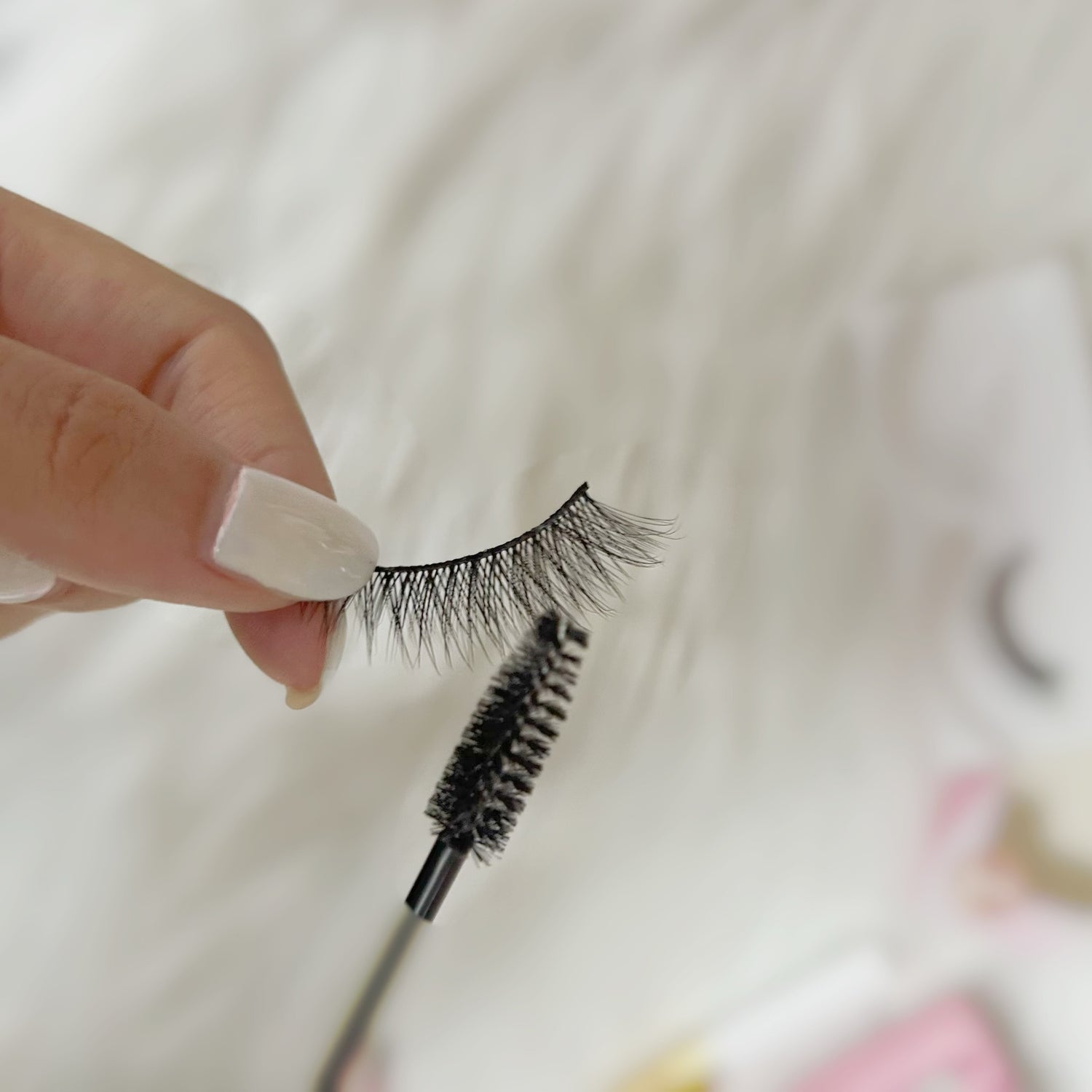How to clean your false lashes?